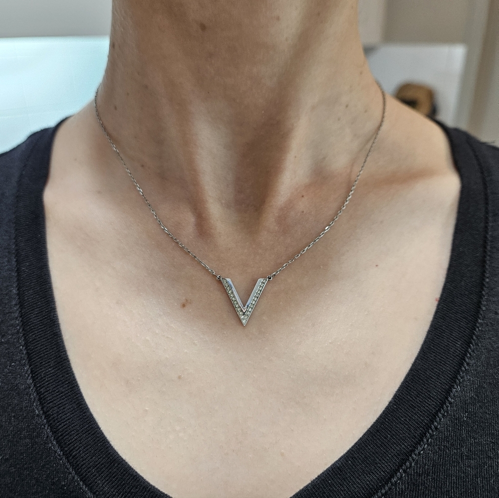 Swarovski Pavé “V” Necklace – Minimalist Crystal Pendant